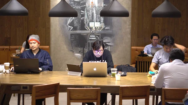 Birden fazla kişi laptop Cafe - Bangkok, Tayland - Haziran, 2018 çalışma