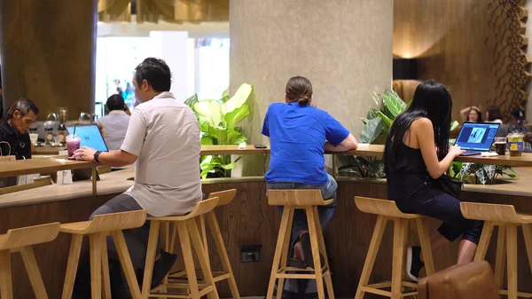 İnsanlar Cafe - Bangkok, Tayland - içinde Laptop üzerinde Haziran, 2018 çalışma