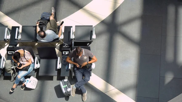 Yukarıdan aşağıya - oturma ve uçağın kapısında - Roma Uluslararası Havaalanı, İtalya - Temmuz, 2018 bekleyen insanlar