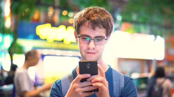 Hombre Caucásico Recibiendo Una Llamada Mensajes Texto Noche Teléfono Inteligente Fotos de stock libres de derechos