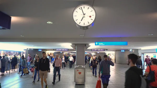Часы Переполненном Железнодорожном Вокзале Людьми Берне Швейцария Июль 2018 — стоковое фото