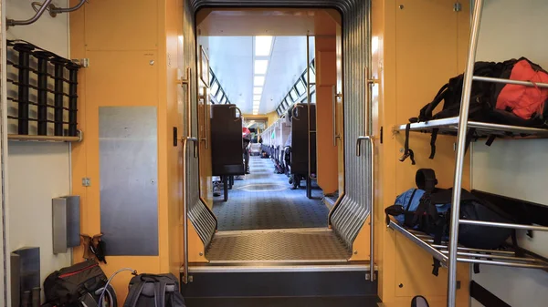 火车货架内的行李和背包 — 图库照片
