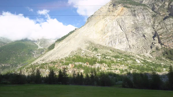 美丽的山风景从移动的火车窗口看见 — 图库照片