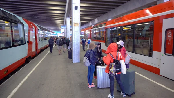 Zermatt Tren İstasyonu ile Asya turist platformu - Zermatt, İsviçre - Temmuz, 2018 bekliyor