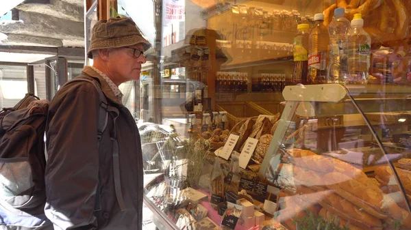 Zermatt, İsviçre - Temmuz, 2018 fırın mağaza pencereden bakan adam