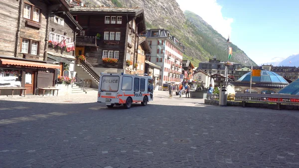 Carro Elétrico Polícia Dirigindo Zermatt Suíça Julho 2018 — Fotografia de Stock