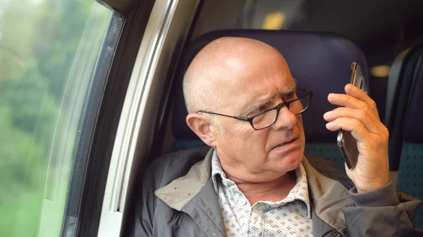 Θυμωμένος Άνθρωπος Μιλώντας Στο Κινητό Τηλέφωνο Στο Τρένο Royalty Free Εικόνες Αρχείου