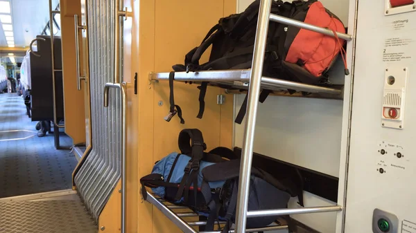 Αποσκευές Και Σακίδια Μέσα Στο Τρένο Ράφι Αποθήκευσης Εικόνα Αρχείου