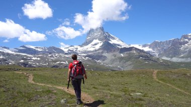 Beyaz delikanlı dağlar'da sırt çantası yürüyüş ile