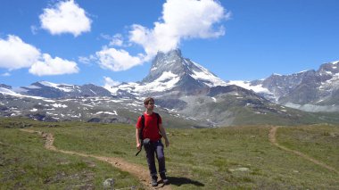 Beyaz delikanlı dağlar'da sırt çantası yürüyüş ile