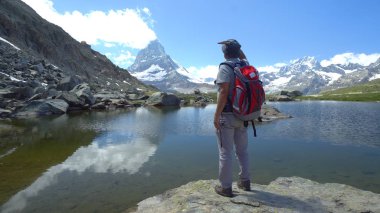 Matterhorn İsviçre Alp Dağları üzerinde bakarak