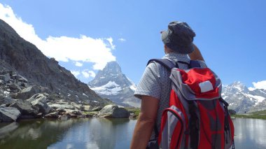 Matterhorn İsviçre Alp Dağları üzerinde bakarak