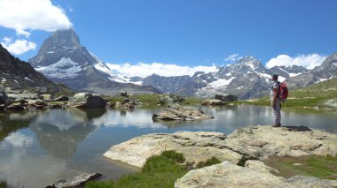 Matterhorn arayan turist