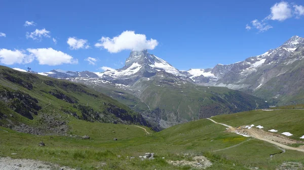 İsviçre dağ manzarası - güneşli hava