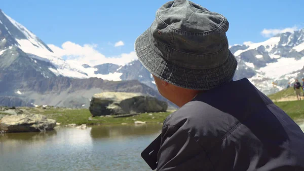 Eski dağlar uzun yürüyüşe çıkan kimse