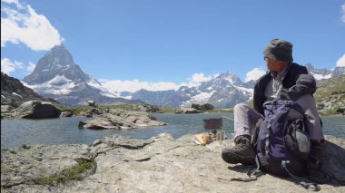 Uzun yürüyüşe çıkan kimse öğle yemek ve güzel dağ arıyorsunuz 