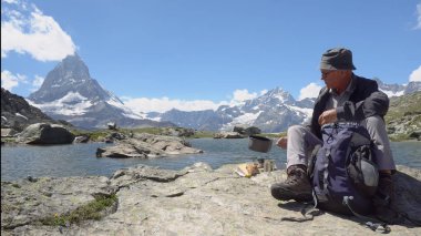 Dağda yemek uzun yürüyüşe çıkan kimse