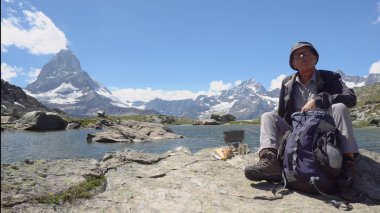 Uzun yürüyüşe çıkan kimse food yemek dağlarda