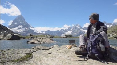 Dağları'nda kamp ocakta yemek uzun yürüyüşe çıkan kimse