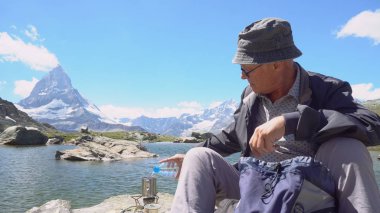 Dağları'nda kamp ocakta yemek uzun yürüyüşe çıkan kimse