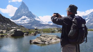 Doğa ile hareket eden adam resimlerini akıllı telefon