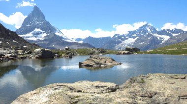 Matterhorn ve göl İsviçre