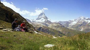 Baba ve oğlu alarak ikonik Matterhorn dağ arka planda - yayımlanan modeli ile Swiss dağlarda yürüyüş üzerinden Break