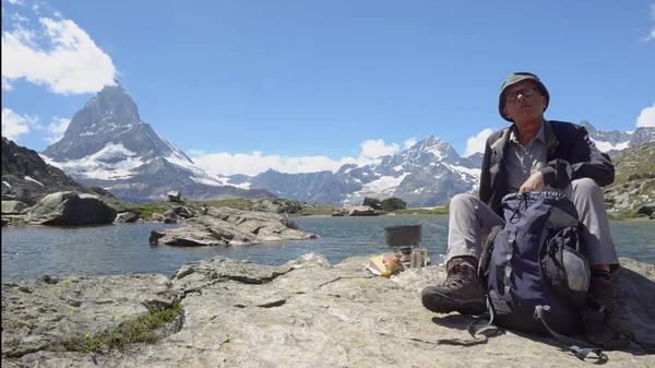 Uzun yürüyüşe çıkan kimse food yemek dağlarda