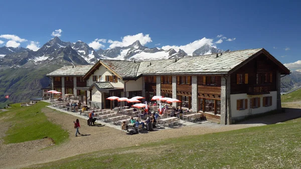 Restaurante Montanhas Com Vista Peaks Nevado Fundo Riffelberg Suíça Julho — Fotografia de Stock