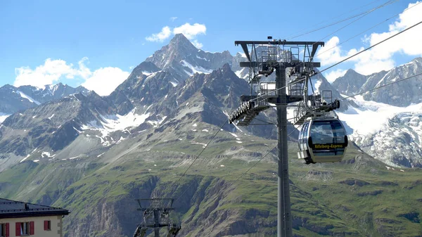 Alp teleferik istasyonuna dağlarda - Gornergrat, İsviçre - Temmuz, 2018 çıkış yapan