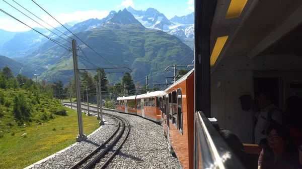 Tren Pasajeros Que Desciende Por Montaña Zermatt Suiza Julio 2018 — Foto de Stock