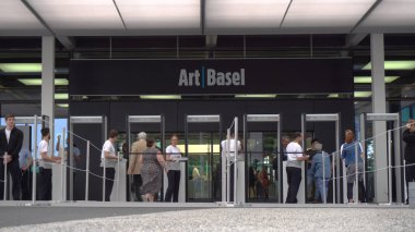 Güvenlik denetimi, sergi olay girişinde - Art Basel, İsviçre - Haziran, 2018