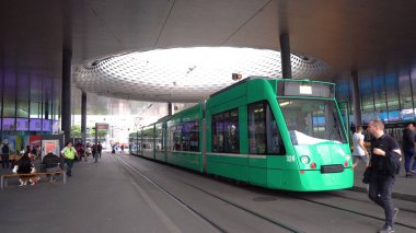 Basel fuar Meydanı'nda - Basel, İsviçre - Haziran, 2018 tramvay