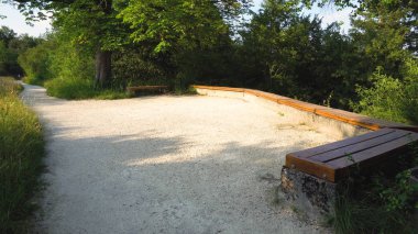 Güzel doğa park banklar boş