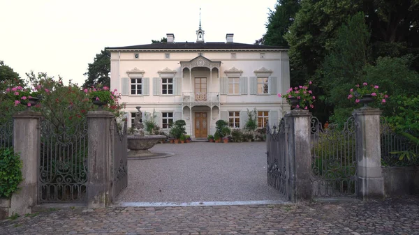 Luxurious Old Mansion Garden — Stock Photo, Image