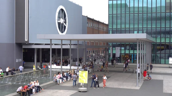 Art Basel sergi - dış ve Basel, İsviçre - Haziran, 2018 meydanda sergi girişinde