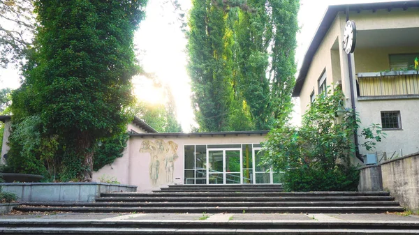 European Elementary School Exterior — Stock Photo, Image