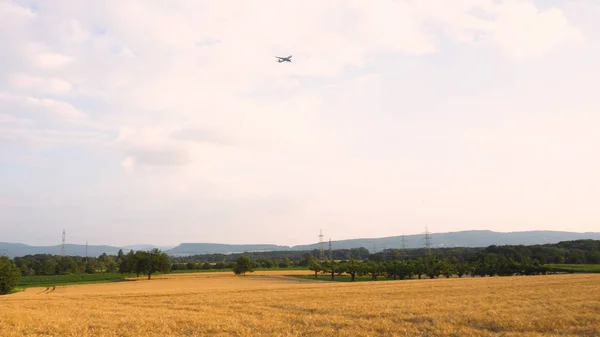 Αεροπλάνο Πάνω Από Αγροτική Περιοχή Που Πλησιάζει Στη Στο Αεροδρόμιο — Φωτογραφία Αρχείου