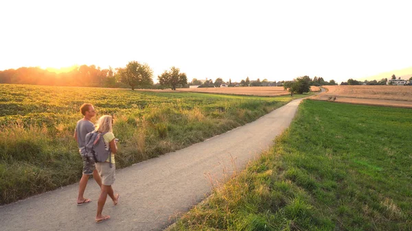 Romantik Çift günbatımı kırsal - Basel, İsviçre - Haziran, 2018 yürüme.