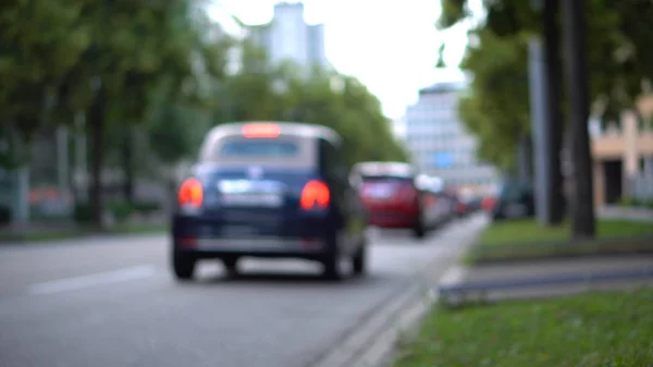 Odak dışı bırak ve küçük şehirde trafik git