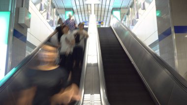Yürüyen merdiven tren istasyonunda - ticari olarak kullanılabilir