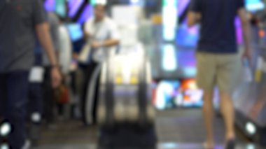 Yürüyen merdiven üzerinde insanların bulanık