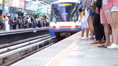 Bacaklar - Tren geldiğinde Platform bekliyor ve sonra - Bangkok, Tayland - Haziran, 2018 girerek Commuters düşük açılı