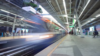 Bangkok, Tayland - Haziran, 2018 - bulanık uzun pozlama - gelen tren