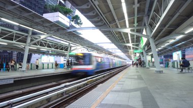 Bangkok Skytrain - Tren İstasyonu uzun pozlama Motion Blur - Bangkok, Tayland - Haziran, 2018