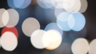 Bokeh: Hızlı karayolu üzerinde sürüş bulanık araba farlar