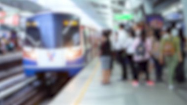 Odak dışında - tren istasyonunda gelen