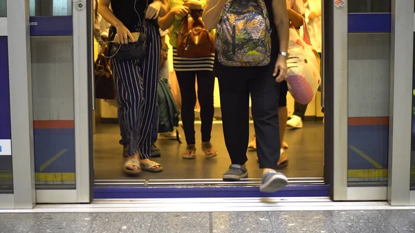 Abertura Porta Trem Segurança Pessoas Saindo Bangkok Tailândia Junho 2018 — Fotografia de Stock