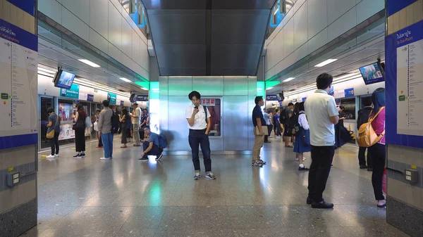 Metro Station - odak dışı meşgul