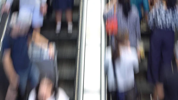 İnsan yürüyen merdiven üzerinde yukarıdan aşağıya